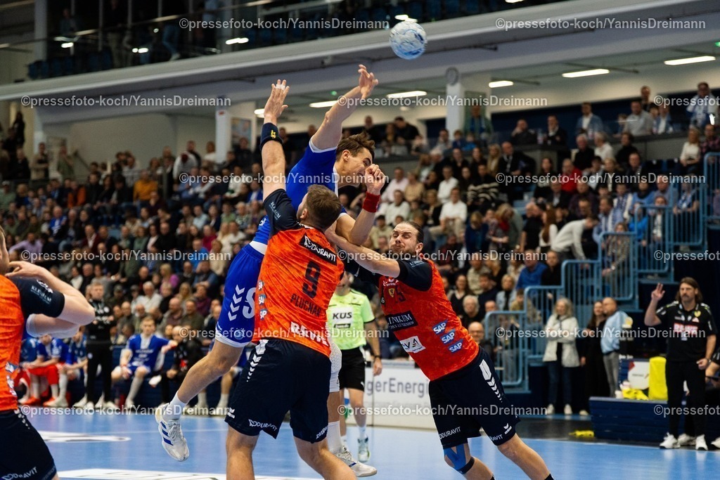 xYDR22022501012 | 22.02.2025, xydrx, Handball, 1.HBL, VFL Gummersbach - Rhein-Neckar-Löwen, Schwalbe-Arena: Julian Koester (VFL Gummersbach #7) gegen Steven Plucnar Jacobsen (Rhein-Neckar-Loewen #9) und Olle Forsell Schefvert (Rhein-Neckar-Loewen #25)