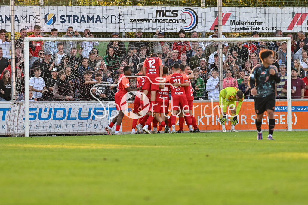 SpVgg Hankofen-Hailing - FC Bayern Amateure | Jubel der Hausherren nach dem Treffer zum 2-0 durch Tobias LERMER (Spvgg #22) / Freude / Happy / Tor / Torschuetze / Regionalliga Bayern: SpVgg Hankofen-Hailing - FC Bayern München II, Maierhofer-Bau Stadion am 20.09.2024
