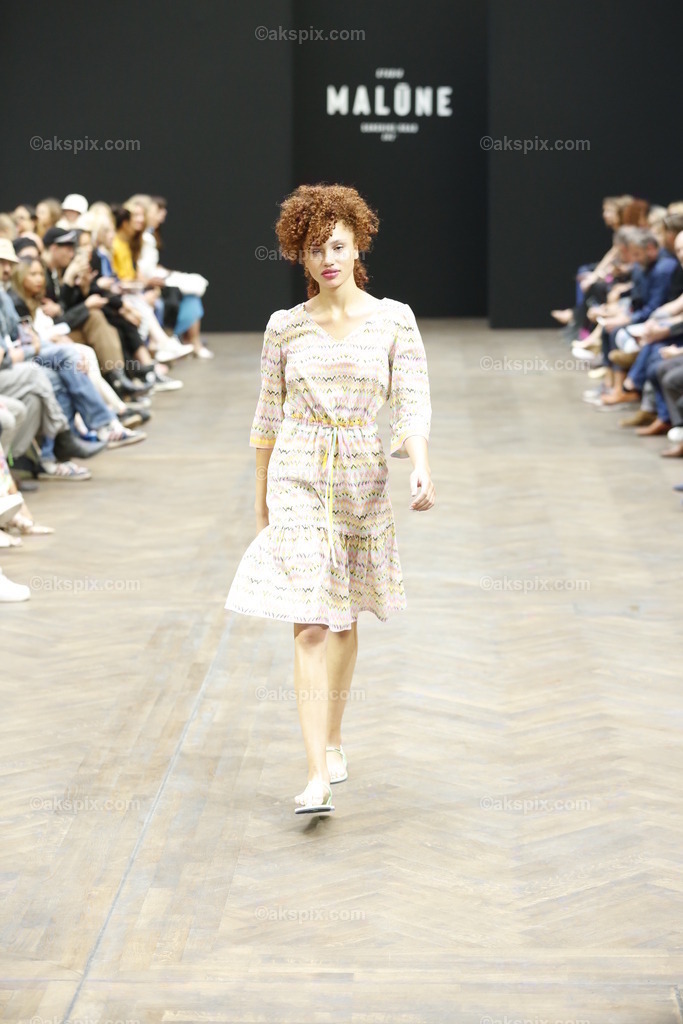 Malūne by Frida Weyer auf der  MBFW Spring/Summer 2023 | Mercedes-Benz Fashion Week (MBFW)  Frühling / Sommer 2023 im Hotel Telegraphenamt Berlin in Berlin-Mitte. Die Kollektionen von Malūne by Frida Weyer auf der MBFW Spring/Summer 2023. Das Bild zeigt Models mit der Kollektion von Malūne by Frida Weyer.