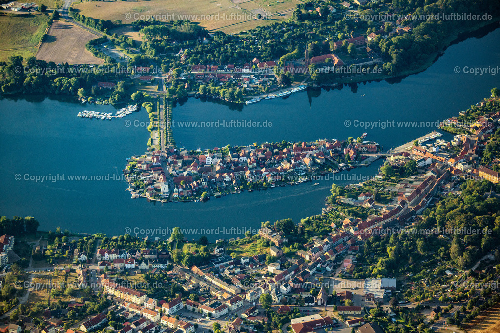 Malhow_ELS_4332100822 | MALCHOW 10.08.2022 See- Insel auf dem Malchower See entlang der Langen Straße in Malchow im Bundesland Mecklenburg-Vorpommern. Weiterführende Informationen bei: Inselstadt Malchow. // Lake Island on the Malchower See aloung Lange Strasse in Malchow in the state Mecklenburg - Western Pomerania. Further information at: Inselstadt Malchow. Foto: Martin Elsen