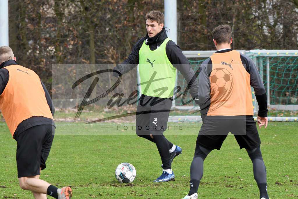 20200130_TRAOSN_0067 | Fußball, Herren: Benjamin Girth (VfL Osnabrueck) in Aktion, am Ball, Einzelaktion waehrend der Trainingseinheit des VfL Osnabrueck im Sportpark Illoshoehe am 30.01.2020 in Osnabrueck, Deutschland. - Realisiert mit Pictrs.com