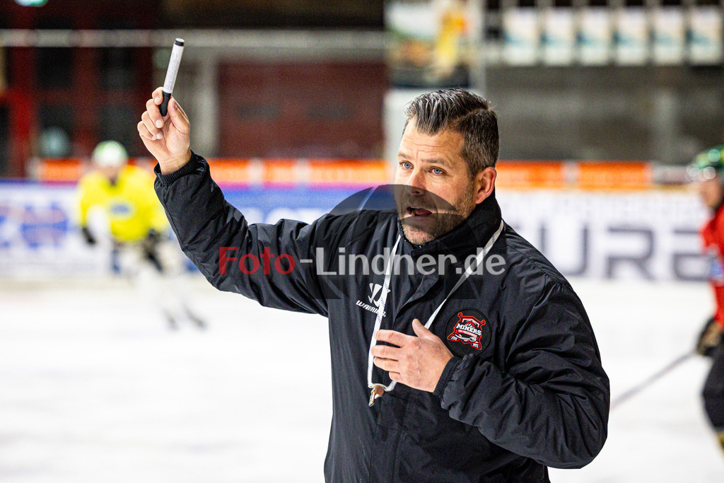 News von den Peißenberg MINERS | Eishockey Bayernliga 2025/26, News von den Peißenberg MINERS, 20251126,Markus Schröder (MINERS Head Coach) im Training gibt klare Anweisungen,2025-11-26 in Peißenberg (flatbuy Arena Peißenberg), Markus Schröder (MINERS Head Coach)Copyright: WolfgangxLindner www.foto-lindner.de