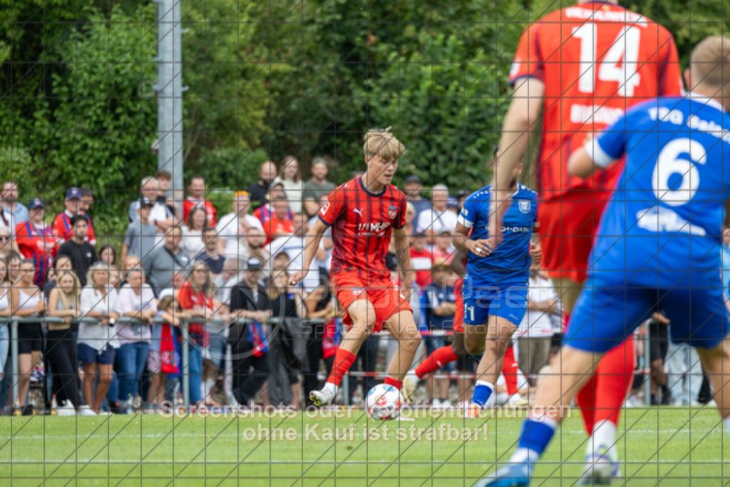 20250706_154455_0913 | #,TSG Salach (blau) vs. 1.FC Heidenheim (rot), Fußball, Freundschaftsspiel - WfV, Saison 2025/2026, Rasensportplatz, Staufenecker Str. 41, 73084 Salach, 06.07.2025 - 15:30 Uhr,Foto: PhotoPeet-Sportfotografie/Peter Harich