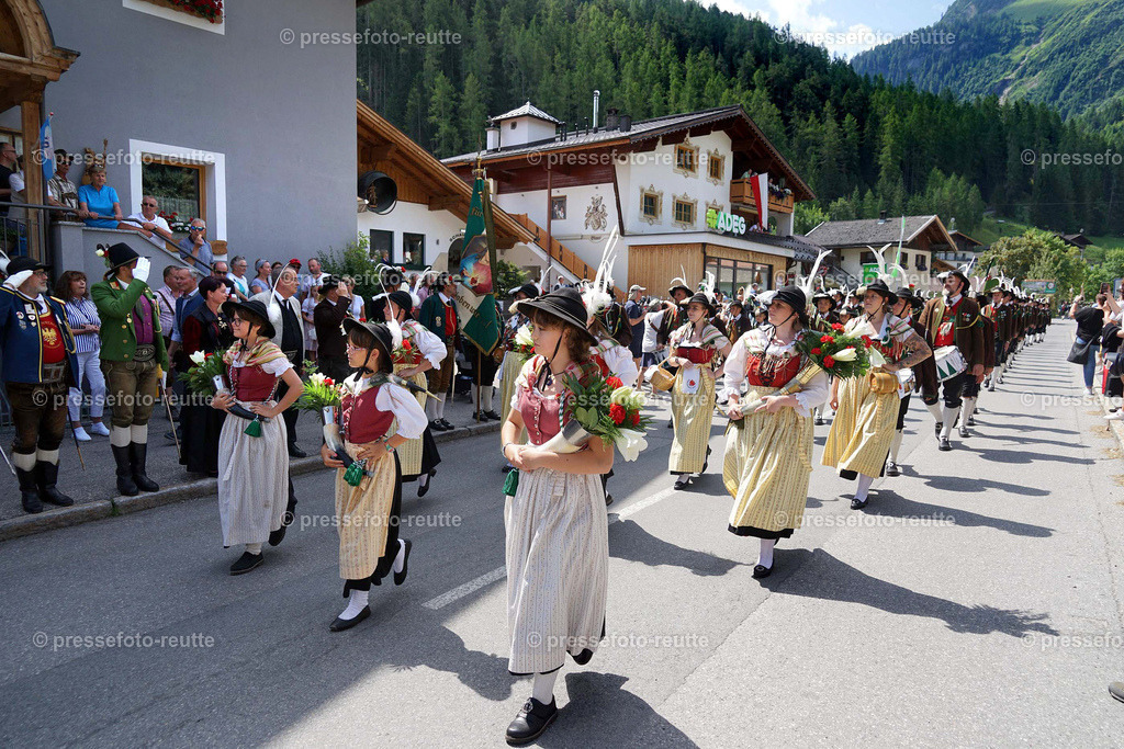 e02--news-2023-Juli23-Regimentsschuetzenfest3-Steeg-UMZUG_DORF-DSC07281 | Info aus dem Bezirk Reutte/Ausserfern Tirol sowie eine umfangreiche Bilddatenbank über die gesamte Region: Lechtal, Talkessel Reutte, Tannheimertal, Zwischentoren. Lech, Plansee, Zugspitze, Grenztunnel, B179, Fernpassstraße, Verkehr, Lawinen, Tradition, - Realisiert mit Pictrs.com