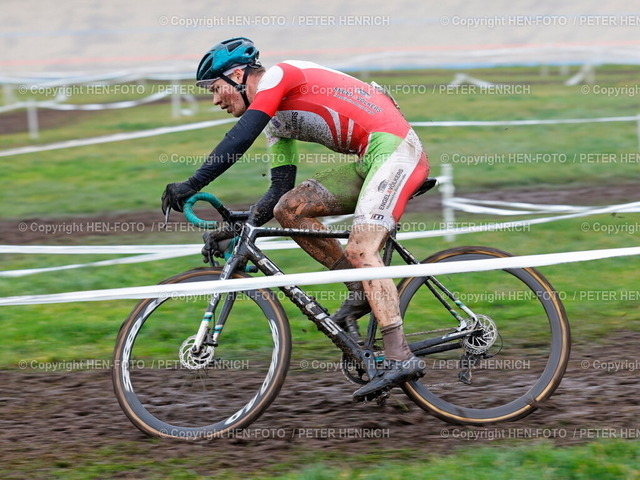 Cyclocrossrennen | 05.01.2025 7. Darmstädter Crossrennen an der Radrennbahn und 5. Lauf Elektroland24.de Cyclocross Cup hier Klasse Männer Elite Elias RAY (30 RSV Seeheim) kämpft auch in den letzten Runden (Foto: Peter Henrich) - Realisiert mit Pictrs.com