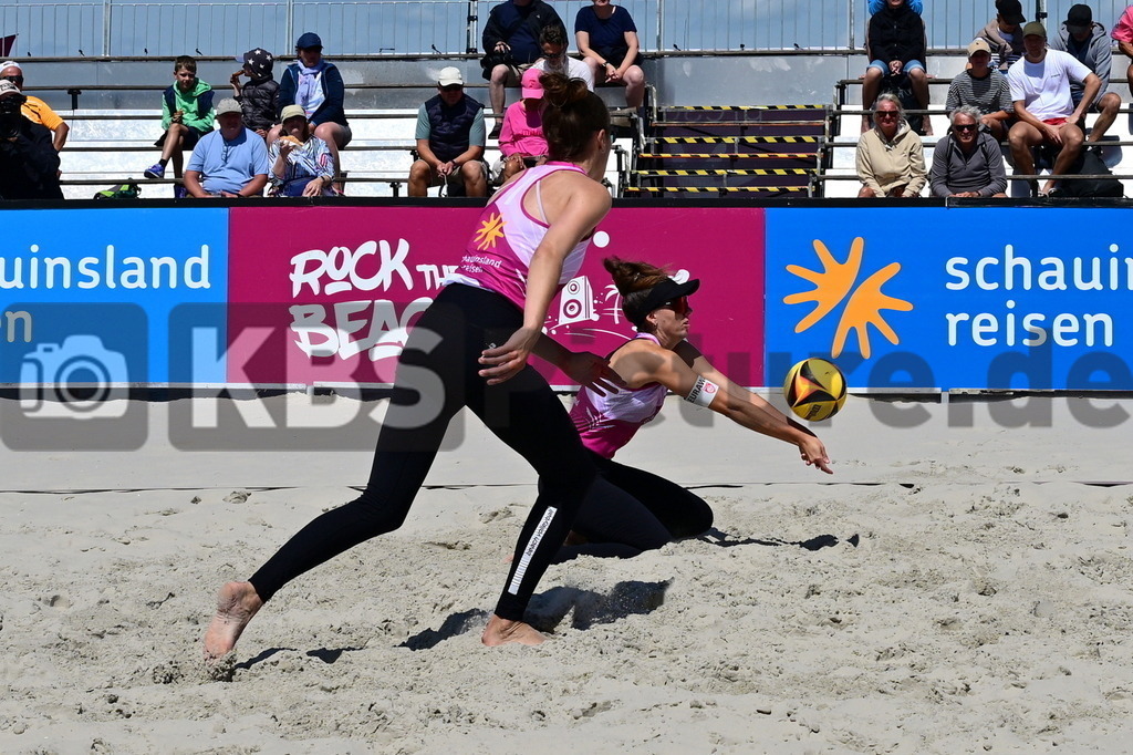 KBS Picture_Rock-The-Beach_Beachvollyball_029 | v.l. Aulenbrock Christine (VfL Osnabrueck) und Kotzan Lisa-Sophie (SVE Cottbus) ,Rock the Beach - die Nationale Beach-Vollyball Serie mit Festival-Charakter auf der Sandbank Strand in Ording vom 04.07. - 06.07.2025 , Qualifikation zur Deutschen Meisterschaft , - Realisiert mit Pictrs.com