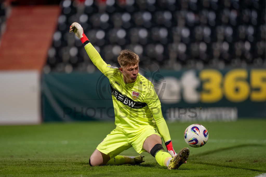 VfB Stuttgart II vs. FC Energie Cottbus, Fussball, 3.Liga, 27. Spieltag, Saison 2025/2026, 03.03.2026 | Florian Pascal Hellstern (VfB Stuttgart II, #01),VfB Stuttgart II vs. FC Energie Cottbus, Fussball, 3.Liga, 27. Spieltag, Saison 2025/2026, 03.03.2026Foto: photosbyphips/Philip Ziegler