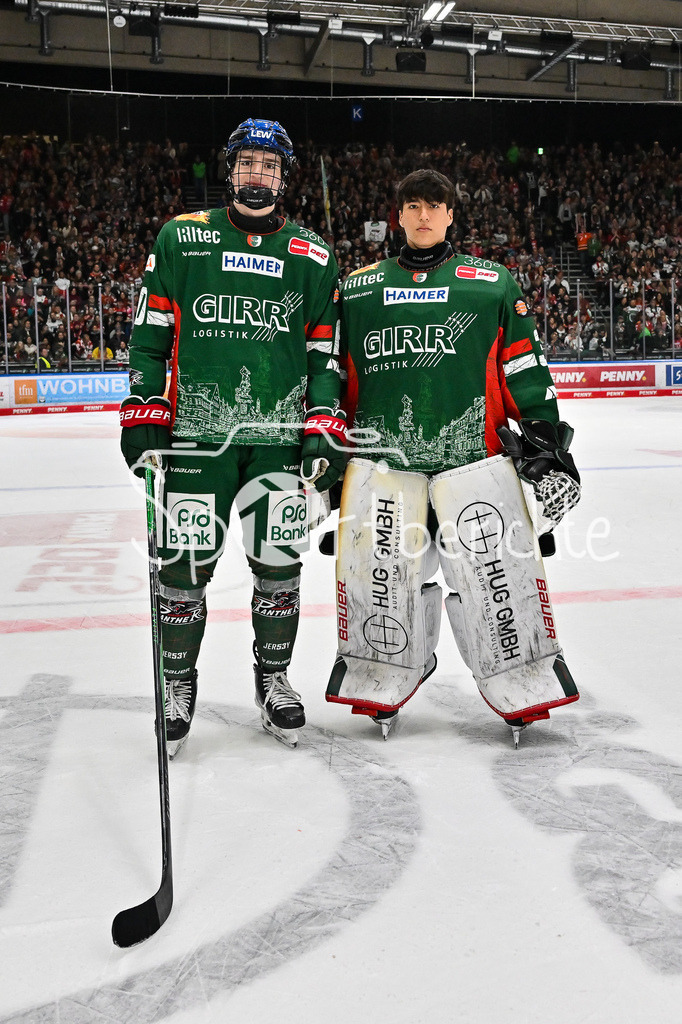 Augsburger Panther - Löwen Frankfurt | Die Speiler der Augsburger Panther feiern zusammen mit den Fans den Heimsieg gegen Frankfurt - Liron PELLIZZARI (Augsburger Panther 60) und Dave DÜTZKA (Augsburger Panther 30)  - beim match zwischen den Augsburger Panthern und den Löwen Frankfurt am 8. Spieltag der Penny DEL im Curt Frenzel Stadion am 19.10.2025