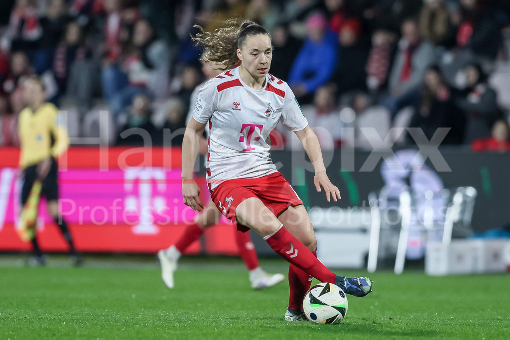 Fussball, Google Pixel Frauen-Bundesliga, 1. FC Köln - SV Werder Bremen | v.li.: Lotta Cordes (1. FC Köln, 6) am Ball, Einzelbild, Ganzkörper, Aktion, Action, Spielszene, DIE DFB-RICHTLINIEN UNTERSAGEN JEGLICHE NUTZUNG VON FOTOS ALS SEQUENZBILDER UND/ODER VIDEOÄHNLICHE FOTOSTRECKEN. DFB REGULATIONS PROHIBIT ANY USE OF PHOTOGRAPHS AS IMAGE SEQUENCES AND/OR QUASI-VIDEO.