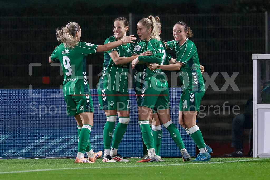 Fussball, Google Pixel Frauen-Bundesliga, SV Werder Bremen - RB Leipzig | Spielerinnen des SV Werder Bremen mit Torjubel, Jubel, jubeln, jubelt, optimistisch, Spielszene, Highlight, Freude über das Tor zum 1:0, DIE DFB-RICHTLINIEN UNTERSAGEN JEGLICHE NUTZUNG VON FOTOS ALS SEQUENZBILDER UND/ODER VIDEOÄHNLICHE FOTOSTRECKEN. DFB REGULATIONS PROHIBIT ANY USE OF PHOTOGRAPHS AS IMAGE SEQUENCES AND/OR QUASI-VIDEO.