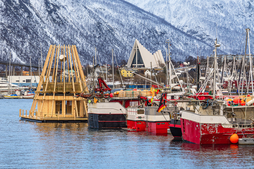 Hafen und Eismeerkathedrale in der Stadt Tromsø in Norwegen | Hafen und Eismeerkathedrale in der Stadt Tromsø in Norwegen.