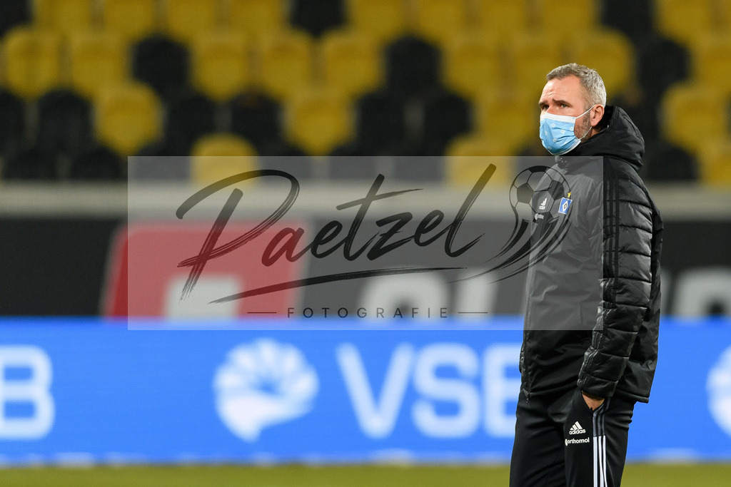 SGDHSV20220114_82 | Fussball, Herren: Trainer Tim Walter (Hamburger SV) schaut bei dem Spiel der 2. Bundesliga zwischen SG Dynamo Dresden und Hamburger SV im Rudolf-Harbig-Stadion am 14.01.2022 in Dresden, Deutschland.DFB / DFL REGULATIONS PROHIBIT ANY USE OF PHOTOGRAPHS AS IMAGE SEQUENCES AND/OR QUASI-VIDEO. - Realisiert mit Pictrs.com