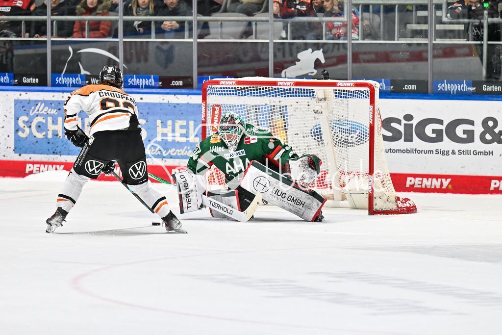 Augsburger Panther - Grizzlys Wolfsburg | AUGSBURG, GERMANY - 15. MARCH: in dieser Szene verwandelt Matt CHOUPANI (Grizzlys Wolfsburg 89) seinen Penalty gegen Michael GARTEIG (Augsburger Panther 34) / Tor / Torschuetze / Freude / Happy während dem Match zwischen den Augsburger Panthern und den Grizzlys Wolfsburg am 52. Spieltag der Penny DEL im Curt Frenzel Stadion