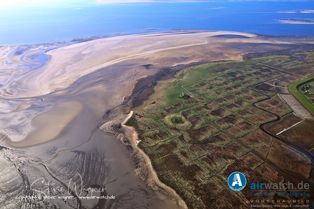 Luftbilder Tümlauer Koog, Westerhever Leuchtturm | Der Westerheversand-Leuchtturm ist ein bekanntes maritimes Wahrzeichen und touristische Attraktion. Er bietet Führungen an, bei denen Besucher mehr über die Technik, Geschichte und Bedeutung des Leuchtturms erfahren können – ein beliebtes Erlebnis für Einzelpersonen, Familien und Gruppen