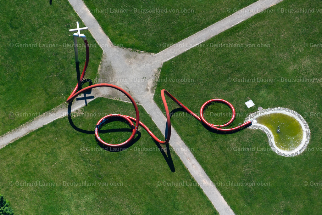 4033041 | STüHLINGER 30.06.2020 Kunst- Installation einer Freilichtskulptur " Gartenschlauch " in Stühlinger im Bundesland Baden-Württemberg, Deutschland. // Outdoor art- installation " Garden Hose " in Stuehlinger in the state Baden-Wuerttemberg, Germany. Foto: Gerhard Launer