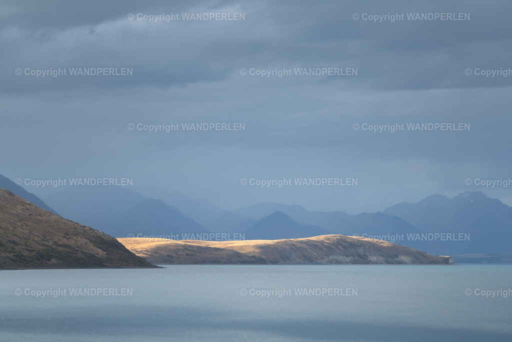 Spätsommer am Lake Tekapo / Late summer at Lake Tekapo | Spätsommer am berühmten Lake Tekapo in Neuseeland – eine friedliche Szenerie aus goldenen Hügeln, fernen Bergen und einem ruhigen See unter einem weiten Himmel. Das sanfte Licht und die zarten Wolken schaffen eine friedvolle Atmosphäre, die perfekt zum Innehalten und zur Besinnung einlädt. - Realisiert mit Pictrs.com