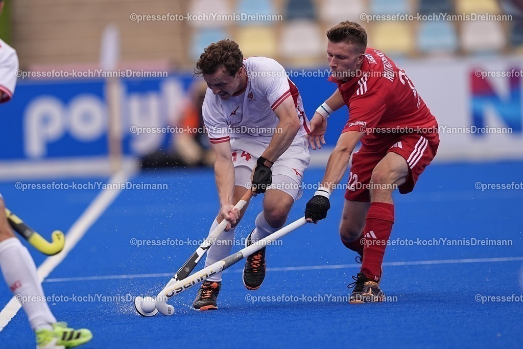 xydrx08082501026 | 08.08.2025, xydrx, Herren EuroHockey Championship 2025, Gruppenphase, Gruppe B, England - Polen, Sparkassenpark Mönchengladbach: James Albery (Englische Feldhockey Nationalmannschaft #14) im Zweikampf gegen Wojciech Rutkowski (Polnische Feldhockey Nationalmannschaft #22)
