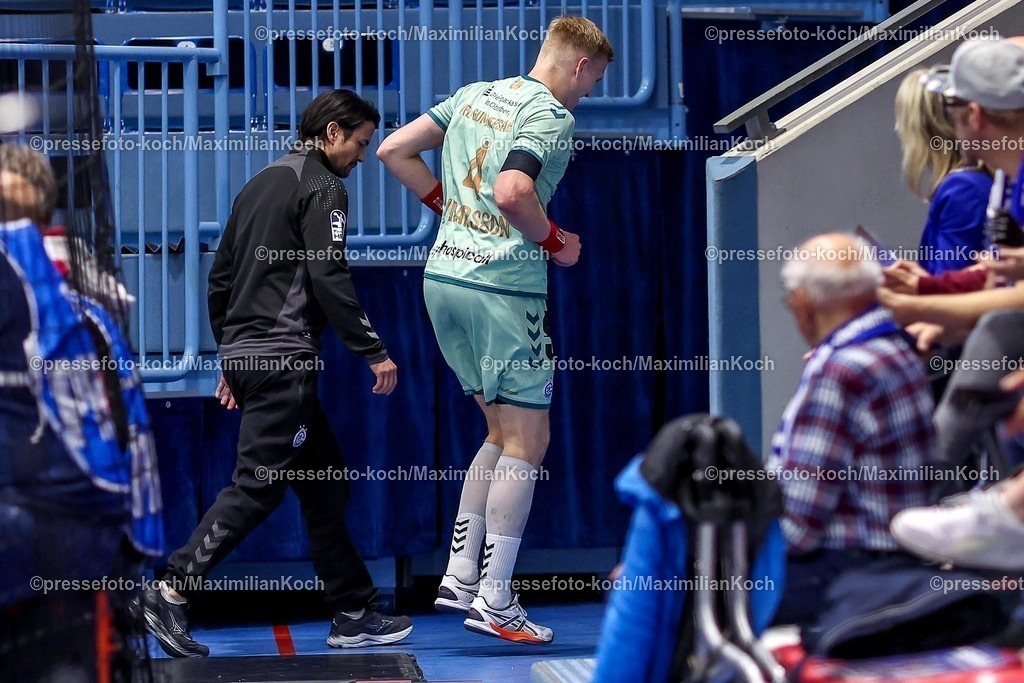 Gum25032501068 | 25.03.2025, Handball, European League - Play-Offs, VfL Gummersbach - MT Melsungen, Schwalbe-Arena: Ellidi Snaer Vidarsson (GUM #4) humpelt verletzt vom Spielfeld und muss medizinisch versorgt werden