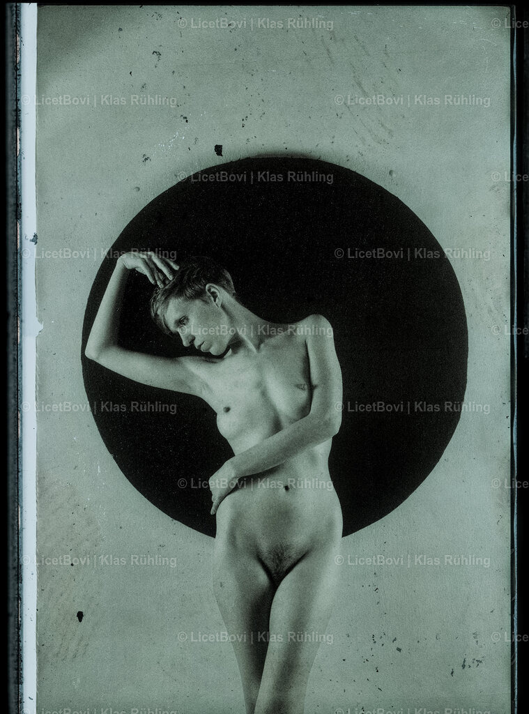 La Circonferenza | Scan of Polapan 36 instant film; 2021By-product of the performance series "io non sono giotto"With BloodysnoopyRecommended material: Alu-Dibond, Acrylic glass - Realisiert mit Pictrs.com