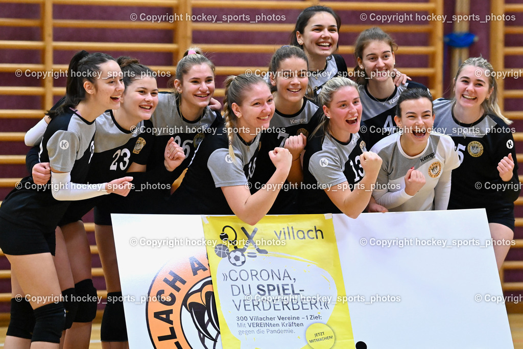 Askö Volley Eagles vs. Mühlviertel Volleys 17.12.2022 | Mannschaftsfoto ASKÖ Eagles Villach, #28 HATEMIC Gloria
Maxima, #23 VEIGL Valentina, #26 KUVEK Iva, #10 KRALL Johanna, #7 FANIC Nada, #13 BEBEKAJLO Vanessa, #2 KIRCHER Elisabeth, #25 SCHULER Chiara, #4 PICHLER Verena, #11 PRANJIC Ana, Jubel Askö Eagles Villach