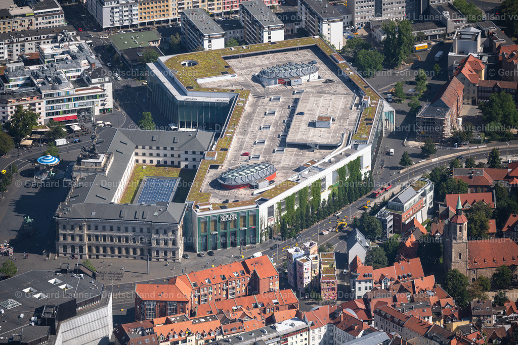 4035212 | BRAUNSCHWEIG 31.07.2020 Gebäude des Einkaufszentrum Schloss-Arkaden Braunschweig am Ritterbrunnen in der Altstadt in Braunschweig im Bundesland Niedersachsen. Eigentümer und Betreiber ist die ECE Projektmanagement G.m.b.H. & Co. KG. Weiterführende Informationen bei: ECE Projektmanagement G.m.b.H & Co. KG,  GEZE GmbH,  HOCHTIEF Aktiengesellschaft AG,  alsecco GmbH. // Building of the shopping center Schloss-Arkaden Braunschweig am Ritterbrunnen in der Altstadt in Braunschweig in the state Lower Saxony. Further information at: ECE Projektmanagement G.m.b.H & Co. KG,  GEZE GmbH,  HOCHTIEF Aktiengesellschaft AG,  alsecco GmbH. Foto: Gerhard Launer