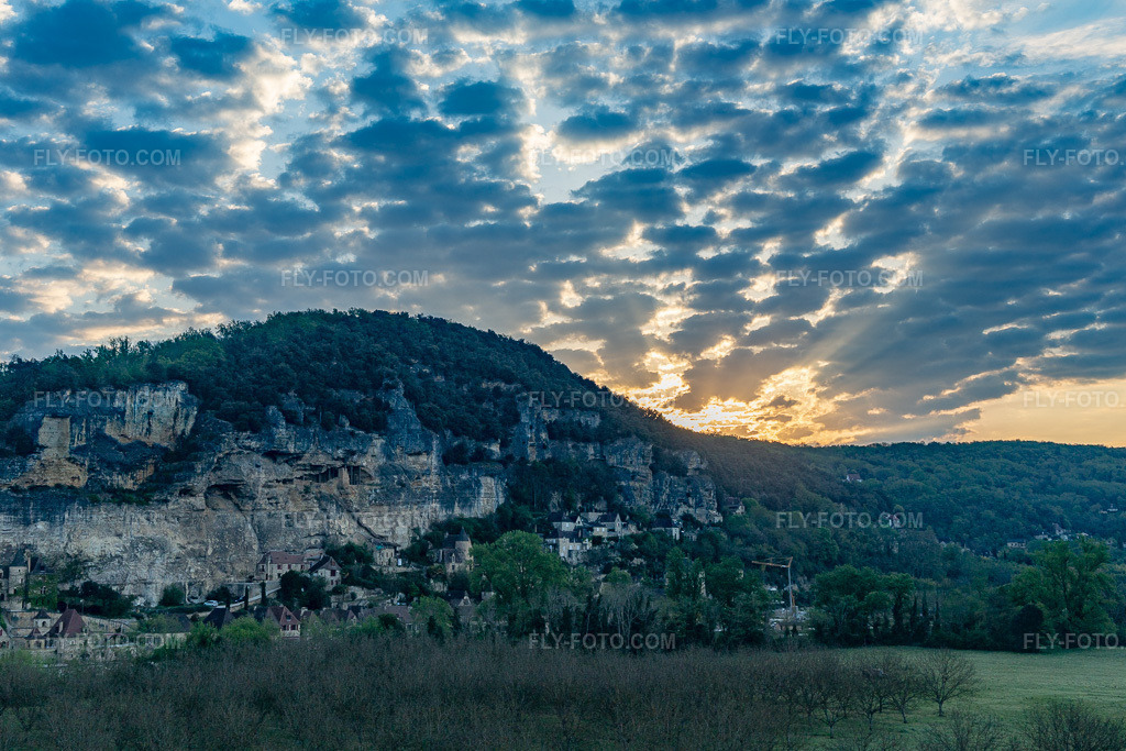 Aerial view: View of the town in Cénac-et-Saint-Julien in the state Dordogne, France. – Photo: IMG_113667.jpg taken on 04/20/2019 by Werner Riehm/FLY-FOTO.com – Resolution of the original: 5472 x 3648 px
