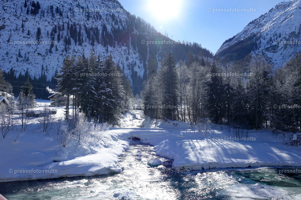 welltvi-Lechfluss-Winter_24Jan2019-Stockach_DSC2242 | Info aus dem Bezirk Reutte/Ausserfern Tirol sowie eine umfangreiche Bilddatenbank über die gesamte Region: Lechtal, Talkessel Reutte, Tannheimertal, Zwischentoren. Lech, Plansee, Zugspitze, Grenztunnel, B179, Fernpassstraße, Verkehr, Lawinen, Tradition, - Realisiert mit Pictrs.com