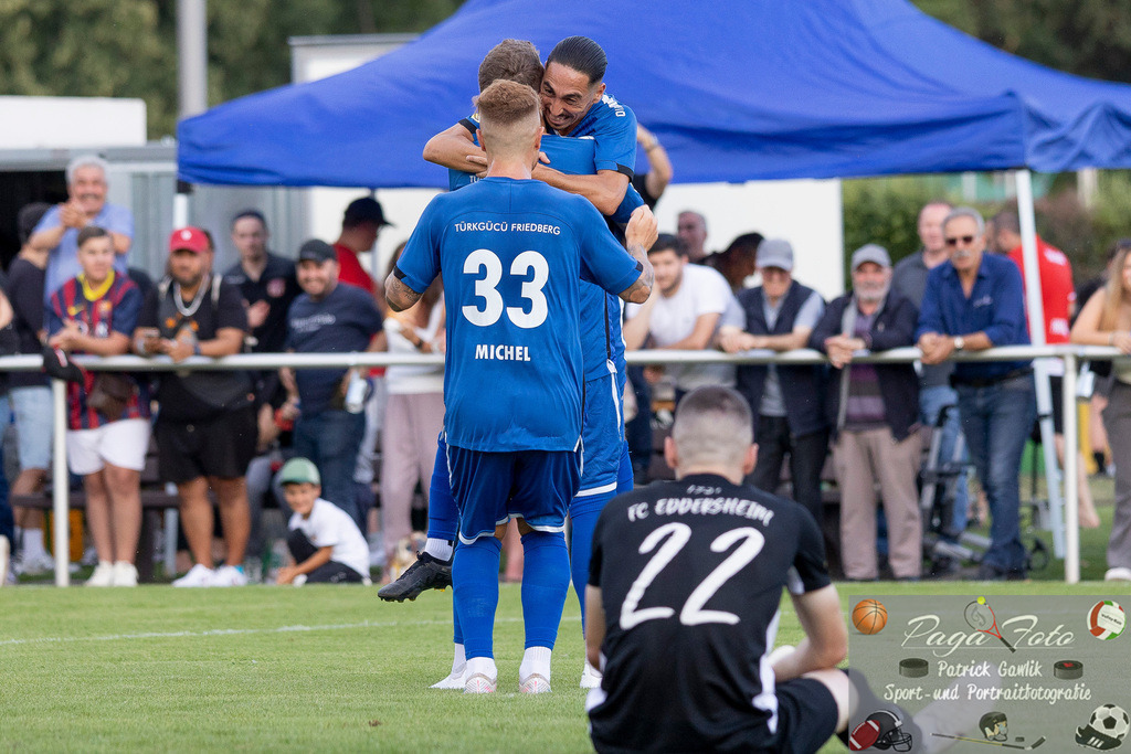 Hessenliga: Türk Gücü Friedberg - FC Eddersheim, 09.08.2024 | Kamil Yikilmaz (Türk Gücü Friedberg #7) feiert das Tor zum 2:0 von Toni Reljic (Türk Gücü Friedberg #44), Noah Michel (Türk Gücü Friedberg #33) kommt hinzu,  Türk Gücü Friedberg - FC Eddersheim, Friedberg, Städtischer Sportplatz, 9.8.2024 - Realisiert mit Pictrs.com
