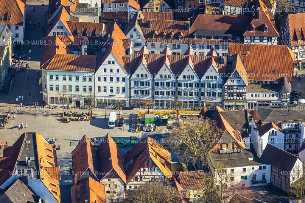 Soest250306537 | Marktplatz Kungelmarkt mit Außengastronomie, rote Dächer, Sonnenschirme, Tische und Stühle, Soest, Soester Börde, Nordrhein-Westfalen, Deutschland