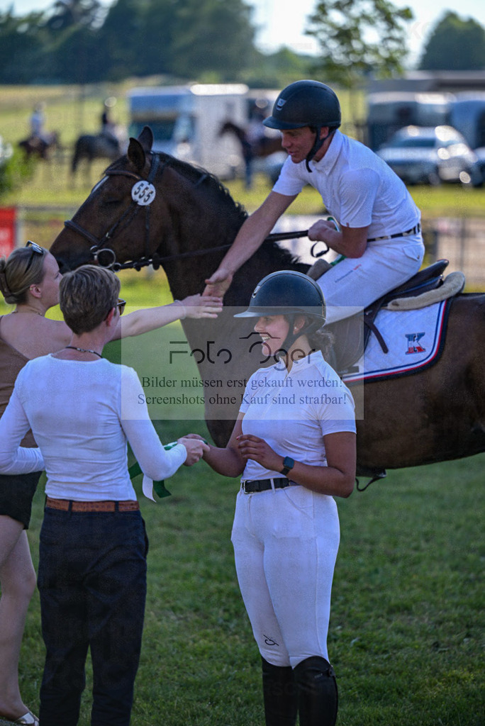 Reitturnier Voxtrup | Entdecke hochwertige Reitturnierfotos von Foto Oger. Professionell, emotional und authentisch – jetzt Lieblingsmomente im Shop bestellen.Deutschlandweite Turnierfotografie. - Realisiert mit Pictrs.com