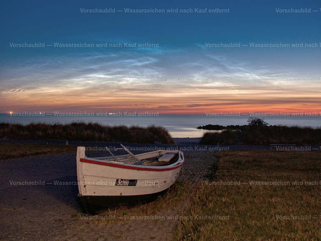 Leuchtende Nachtwolken am Strand von Kalifornien.  | Leuchtende Nachtwolken über der Kieler Bucht am Strand von Kalifornien. 