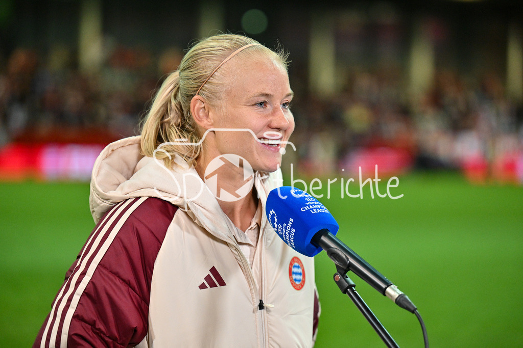 FC Bayern München Frauen - Arsenal London Frauen | im Bild eine glueckliche Pernille HARDER (FCB #21) nach ihrem Hattrick beim Heimsieg gegen Arsenal / Freisteller / Einzelfoto / UEFA Womens Champions League: FC Bayern München Frauen - Arsenal London Frauen, FC Bayern Campus am 09.10.2024