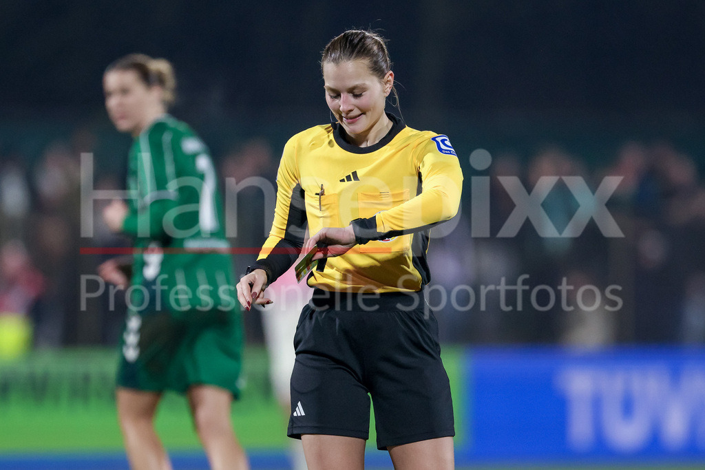 Fussball, Google Pixel Frauen-Bundesliga, SV Werder Bremen - Bayer 04 Leverkusen | Schiedsrichterin Selina Menzel macht sich Notizen, Portrait, Nahaufnahme, Einzelfoto, Einzelbild, DIE DFB-RICHTLINIEN UNTERSAGEN JEGLICHE NUTZUNG VON FOTOS ALS SEQUENZBILDER UND/ODER VIDEOÄHNLICHE FOTOSTRECKEN. DFB REGULATIONS PROHIBIT ANY USE OF PHOTOGRAPHS AS IMAGE SEQUENCES AND/OR QUASI-VIDEO.
