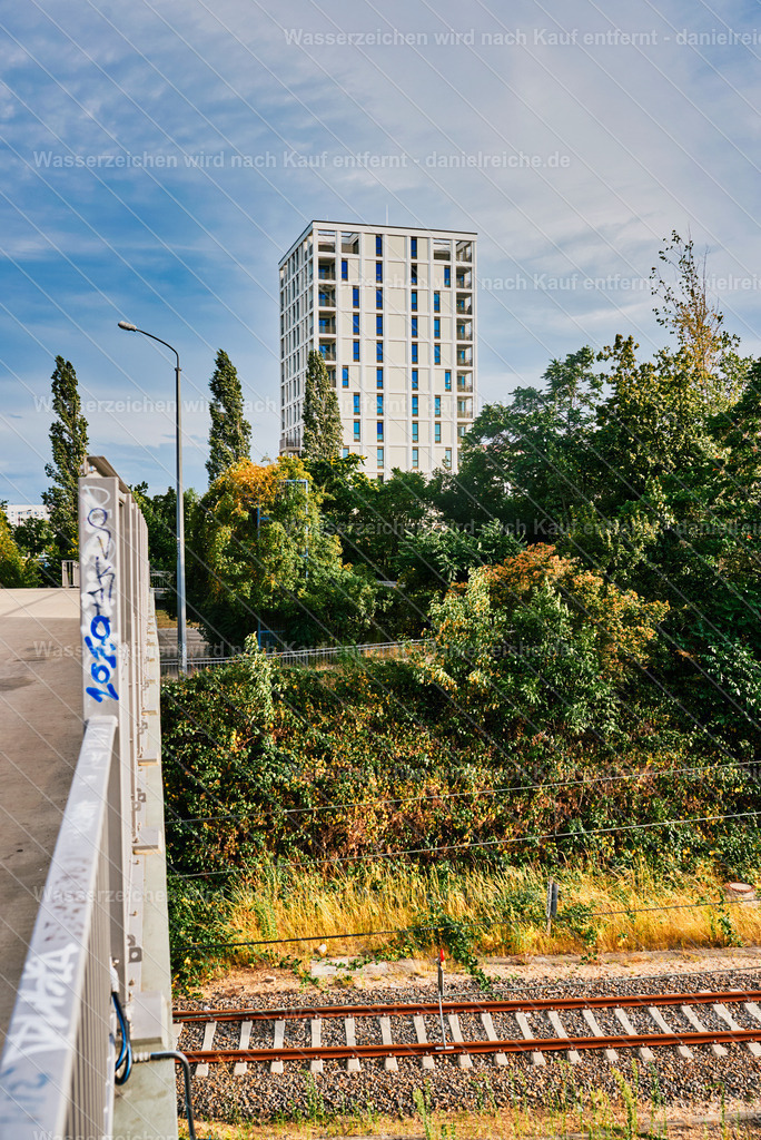 Leipzig Grünau Blick von Fußgängerbrücke S-Bahn-Haltestelle Miltitzer Allee in Richtung Lipsia-Turm (Sommer 2020) | Leipzig Grünau Blick von Fußgängerbrücke S-Bahn-Haltestelle Miltitzer Allee in Richtung Lipsia-Turm (Sommer 2020) - Realisiert mit Pictrs.com