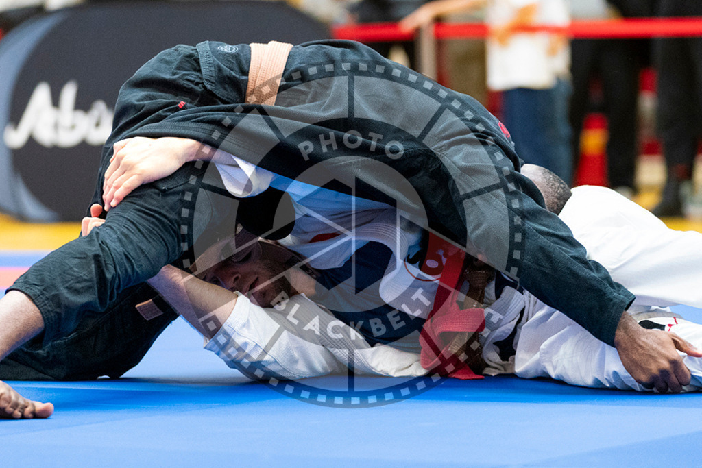 20231118PBB10244 | Fighters compete during the AJP Tour 600 Frankfurt Championship in Frankfurt/Main, Germany, on November 18, 2023.