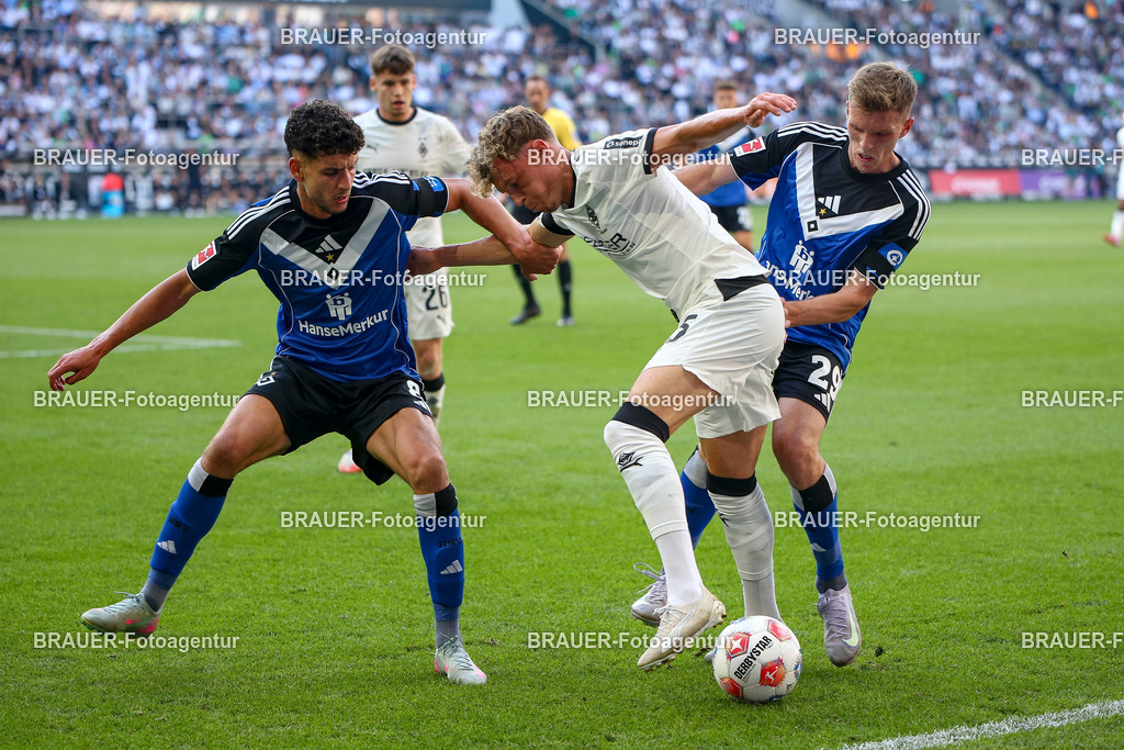 Borussia Mönchengladbach vs Hamburger SV - Bundesliga  | Mönchengladbach, Deutschland, 24.08.25:   Daniel Elfadli (Hamburger SV), Robin Hack (Borussia Mönchengladbach) und Emir Sahiti (Hamburger SV) im Kampf um den Ball waehrend des Spiels der Bundesliga zwischen Borussia Mönchengladbach vs Hamburger SV im Stadion im Borussia Park(Foto von Brauer-Fotoagentur / Adrian Schlueter)