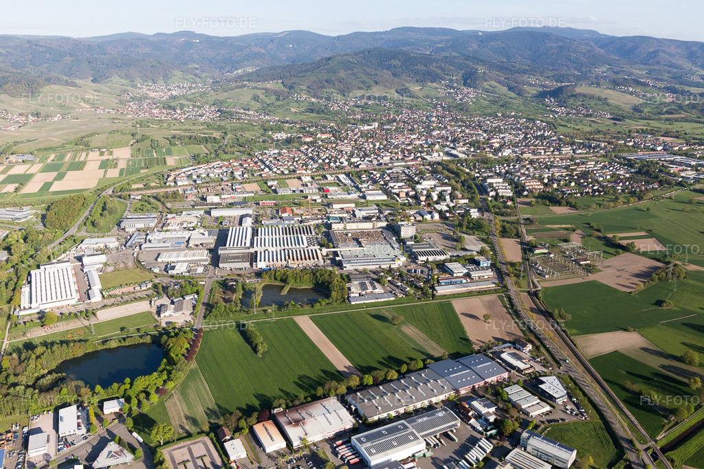 Luftbild: Industriegebiet West im Ortsteil Vimbuch in Bühl im Bundesland Baden-Württemberg in Deutschland. Foto: IMG_099123.jpg vom 23.04.2017 durch Werner Riehm/FLY-FOTO.de