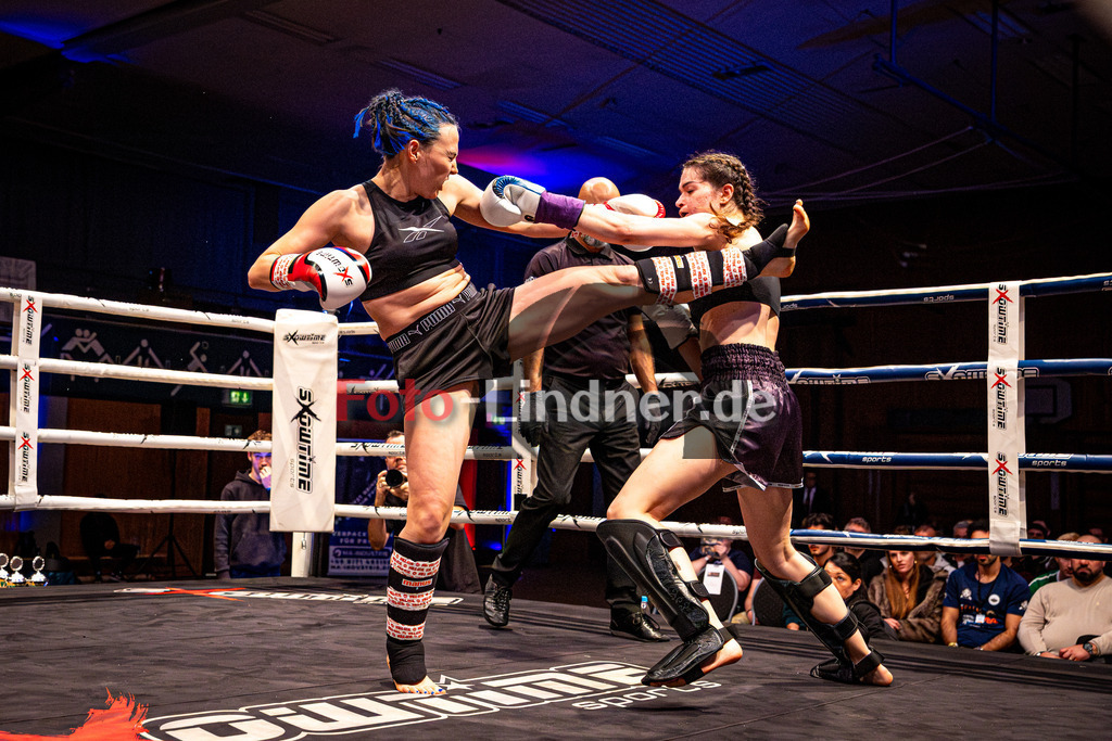 Alexandra Pasztor (Kickboxen Tutzing - blau) gegen Natascha Stark (MFA Penz - rot) | MFA Fight Night Lowkick bis 65kg Kampf 12, Alexandra Pasztor (Kickboxen Tutzing - blau) gegen Natascha Stark (MFA Penz - rot), 20251108,,2025-11-08 in Penzberg (Wellenberghalle Penzberg), Copyright: WolfgangxLindner www.foto-lindner.de