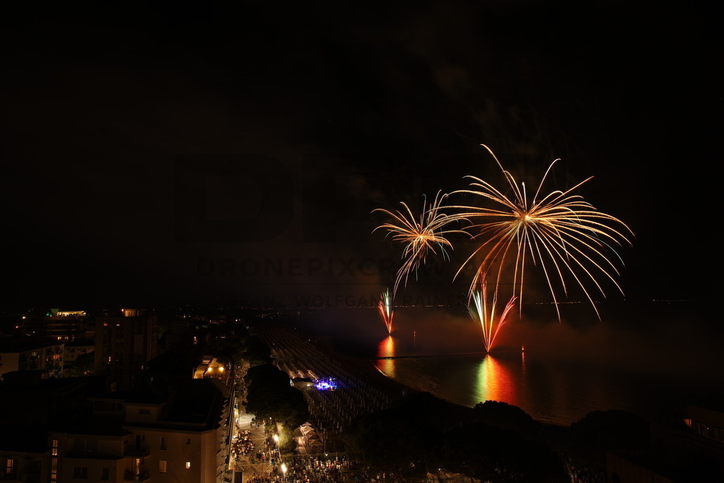 Ferragosto Fireworks in Grado, Italy | GRADO, ITALY, 15.AUG.26 - FIREWORKS - Ferragosto fireworks over the Adriatic Sea in Grado, Italy. Colorful fireworks light up the night sky above the beach, coastline and waterfront during the traditional summer celebration. - Realisiert mit Pictrs.com