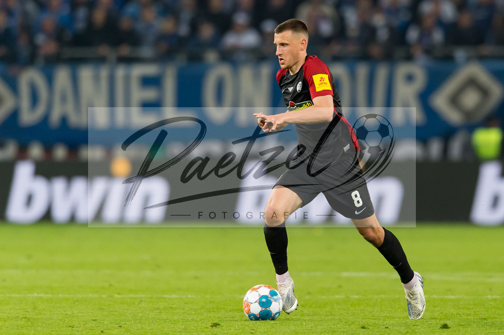 HSVSCF20220419_211 | Fussball, Herren: Maximilian Eggestein (SC Freiburg) in Aktion, am Ball, Einzelaktion beim DFB-Pokal-Halbfinalspiel zwischen Hamburger SV und SC Freiburg im Volksparkstadion am 19.04.2022 in Hamburg, Deutschland.DFB / DFL REGULATIONS PROHIBIT ANY USE OF PHOTOGRAPHS AS IMAGE SEQUENCES AND/OR QUASI-VIDEO. - Realisiert mit Pictrs.com