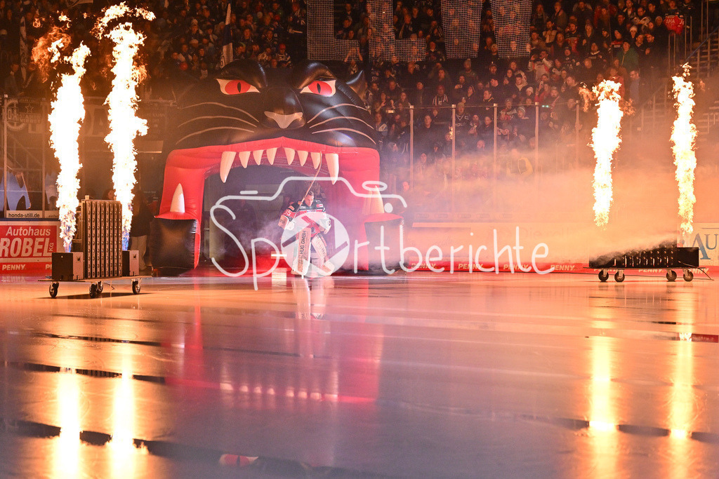 Augsburger Panther - Schwenninger Wild Wings | Der Einlauf der Panther vor der Partie gegen SChwenningen / Markus KELLER (Augsburger Panther #35) / DEL: Augsburger Panther - Schwenninger Wild Wings, Curt Frenzel Stadion am 02.02.2025