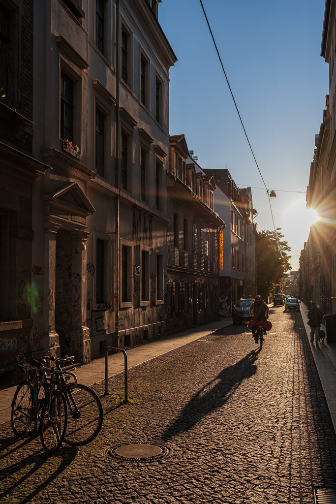 Lange Schatten im Mai | Stephan Böhlig fotografiert seit Jahren eines der schönsten Viertel Dresdens - die Dresdner Neustadt. - Realisiert mit Pictrs.com