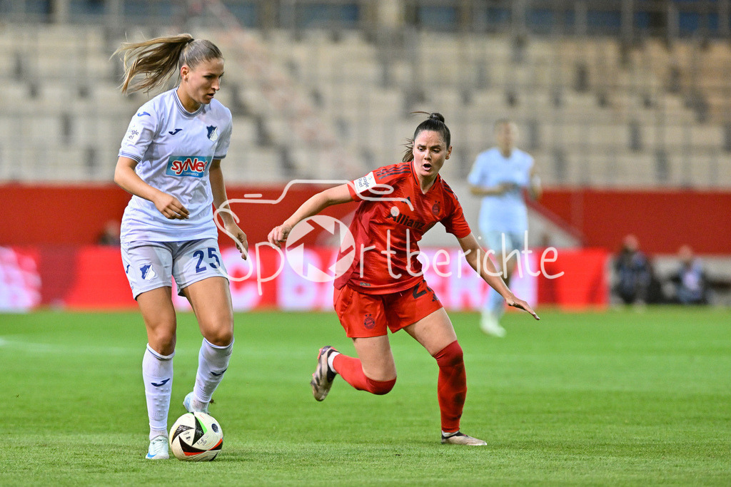 FC Bayern München Frauen - TSG 1899 Hoffenheim Frauen | im Duell Sarah ZADRAZIL (FCB #25) und Melissa KOESSLER (TSG 1899 Hoffeneheim Frauen #25) / Zweikampf / Google Pixel Frauen Bundesliga: FC Bayern München - TSG Hoffenheim, FC Bayern Campus am 23.09.2024