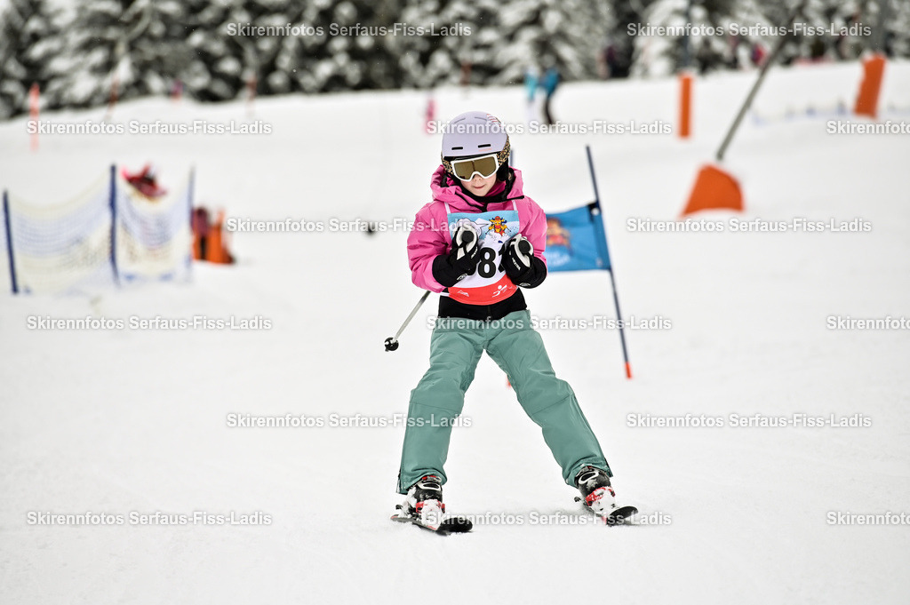 SRF_20.02.2026_0771 | Skirennfotos,Serfaus,Fiss,Ladis,Kinderskirennen,Winter,Tirol,Oberland,skirace,SFL,feelfree,weil wir's genießen,ski,Ski,skifahren,Sonnenplateau, - Realisiert mit Pictrs.com