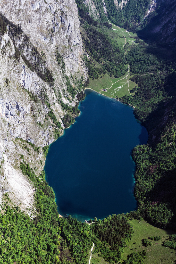 dr__0097695.jpg | SCHöNAU AM KöNIGSSEE 19.05.2022 Uferbereiche am Seegebiet des Obersee am Königsee mit dem Röthbachwasserfall in Schönau am Königssee im Bundesland Bayern, Deutschland. // Riparian areas on the lake area of Obersee on Koenigsee with dem Roethbachwasserfall in Schoenau am Koenigssee in the state Bavaria, Germany. Foto: Daniel Reiter