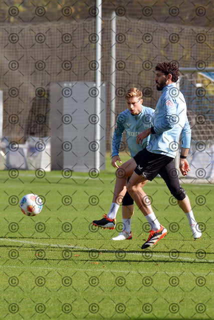 RGE_6456c | Hertha BSC, 2.Bundesliga, Herren, Saison 2025/26, Training, Montag 13.10. 2025, im Bild von li. Julian Eitschberger (Hertha BSC), Agustin Rogel ( Hertha BSC ),  Fotograf:  Ralf Gebhardt - Realisiert mit Pictrs.com