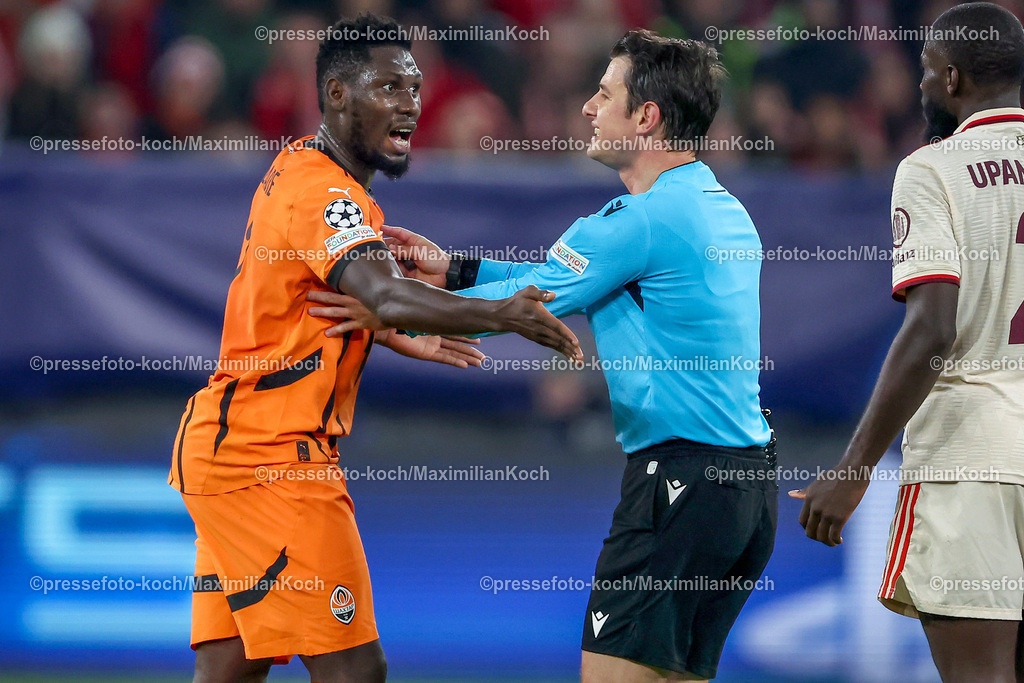 UCL10122401097 | 10.12.2024, Fußball, UEFA Champions League, Schachtar Donezk - FC Bayern München, Arena AufSchalke Gelsenkirchen, 8. Spieltag Saison 2024 2025: Lassina Traore (Schachtar Donezk #2) steht gestikulierend neben Schiedsrichter Halil Umut MelerDFB regulations prohibit any use of photographs as image sequences and or quasi-video.