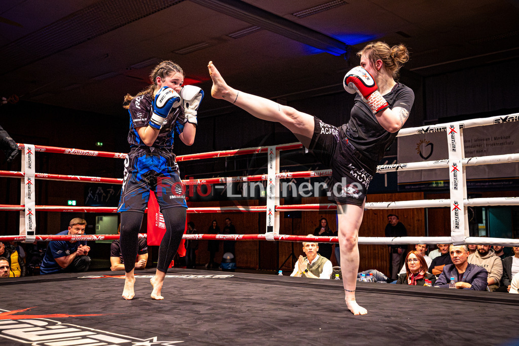 Sonja Özgisi (Sei Wasser Bad Tölz) blau gegen Franziska Waiser (MFA Penz) rot | MFA Fight Night Frauen K1 -67kg Kampf 7, Sonja Özgisi (Sei Wasser Bad Tölz) blau gegen Franziska Waiser (MFA Penz) rot, 20251108,,2025-11-08 in Penzberg (Wellenberghalle Penzberg), Copyright: WolfgangxLindner www.foto-lindner.de