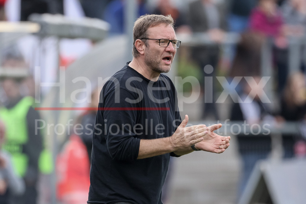 Fussball, Google Pixel Frauen-Bundesliga, Eintracht Frankfurt - SV Werder Bremen | v.li.: Thomas Horsch (Trainer, Cheftrainer, SV Werder Bremen) klatscht in die Hände, motiviert, feuert an, gibt Anweisungen, ruft, schreit, brüllt, Portrait, Nahaufnahme, Einzelfoto, Einzelbild, DIE DFB-RICHTLINIEN UNTERSAGEN JEGLICHE NUTZUNG VON FOTOS ALS SEQUENZBILDER UND/ODER VIDEOÄHNLICHE FOTOSTRECKEN. DFB REGULATIONS PROHIBIT ANY USE OF PHOTOGRAPHS AS IMAGE SEQUENCES AND/OR QUASI-VIDEO.
