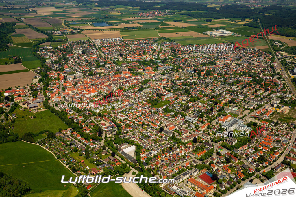 Das Luftbild zeigt  Mindelheim - Die Luftaufnahme wurde 2023 vom UL-Flugzeug aus erstellt ( keine Drohne ) - Hochauflösende Luftaufnahme - Für grossformatige Ausdrucke geeignet. Die Geschenkidee !Mit Lizenz und Bildrechte bestellbar